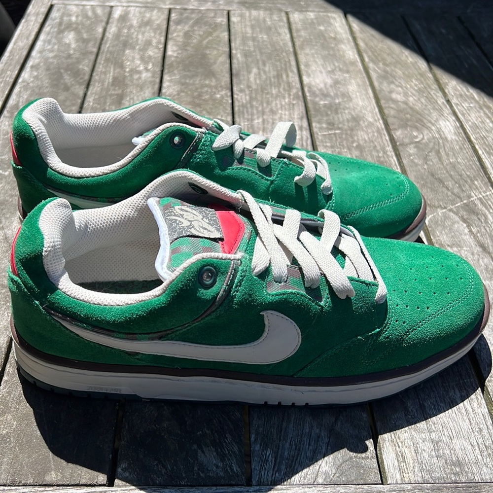 Mens 9.5 green Nikes